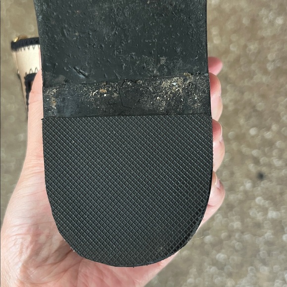 ✨CHANEL 100%Authentic  Beige and Black Quilted Sandals - Picture 9 of 15